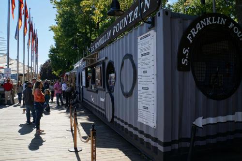 Mir haben die Imbissbuden als Container verkleidet gefallen