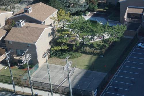 Kleines Häuschen mit Garten - direkt neben den Hochhäusern...