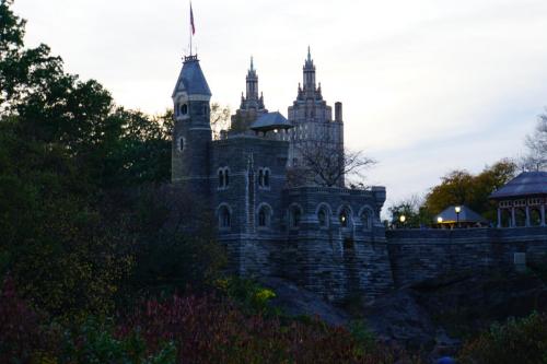 :O Mitten in der Stadt einfach mal ne Burg!