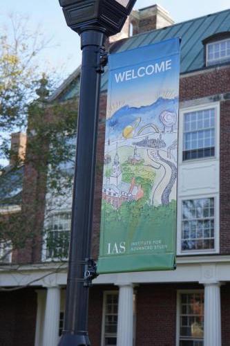 Die IAS ist neben der Princeton University wohl eine weitere Forschungs- und Bildungseinrichtung